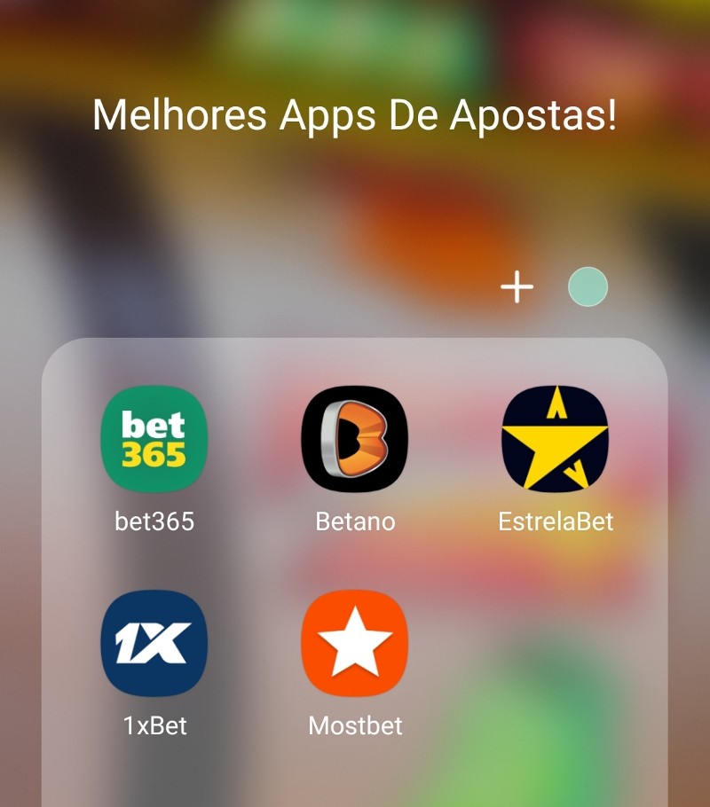 Uma bola de futebol e um smartphone um aplicativo de apostas para anunciar  jogos de futebol e casa de apostas