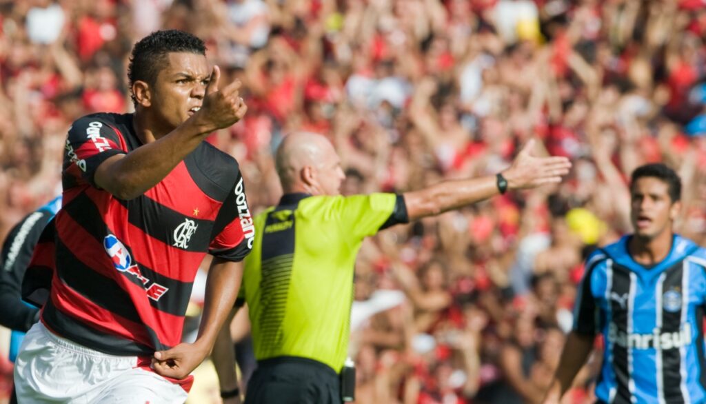 O jogador de futebol do Flamengo David Braz comemora seu gol durante a partida final do Campeonato Brasileiro contra o Grêmio no estádio do Maracanã em 06 de dezembro de 2009 no Rio de Janeiro, Brasil.