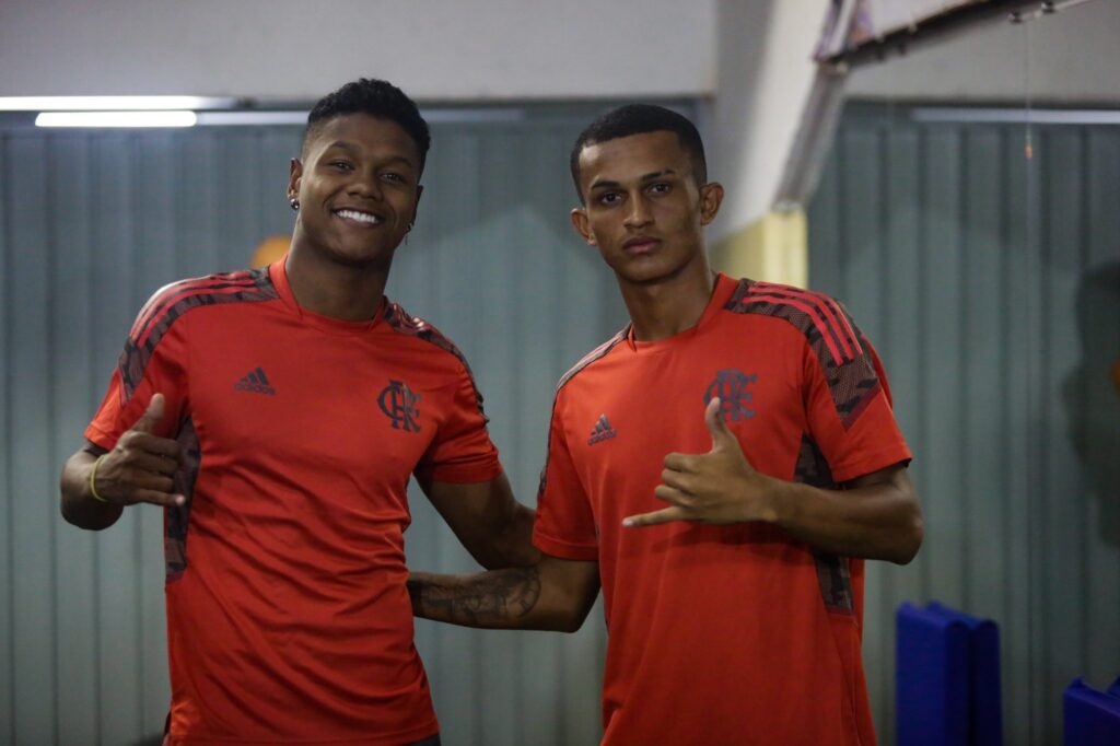 Wesley e Matheus França posam para foto no CT do Flamengo