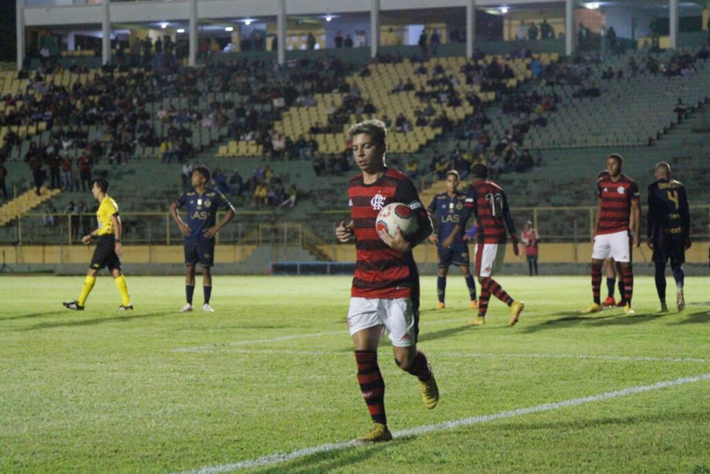 Rodriguinho, jogador do Flamengo, durante a partida contra a Aparecidense na Copinha; time perdeu jogo para o Avaí e está eliminado da competição