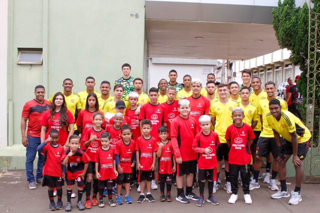 Time do Flamengo na Copinha recebe visita de alunos da escolinha do Flamengo