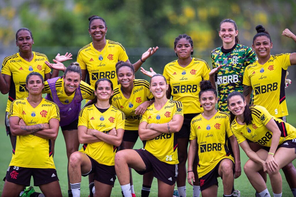 Elenco de futebol feminino do Flamengo durante pré-temporada; clube estreia na Copa Rio Feminina contra o Vasco
