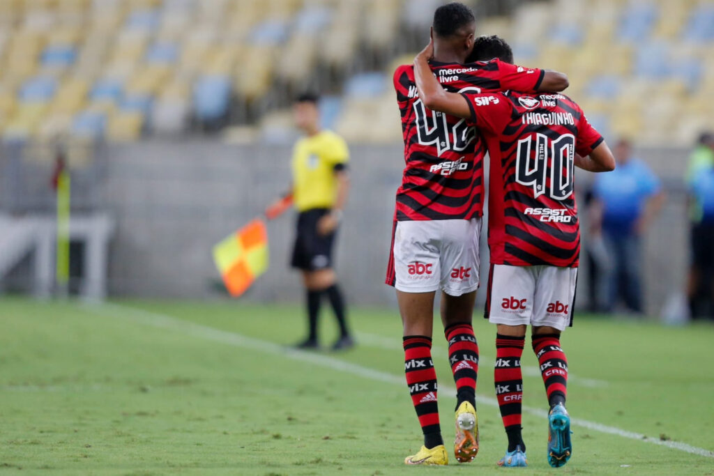 Matheus França e Thiaguinho comemoram gol na vitória do Flamengo sobre o Audax
