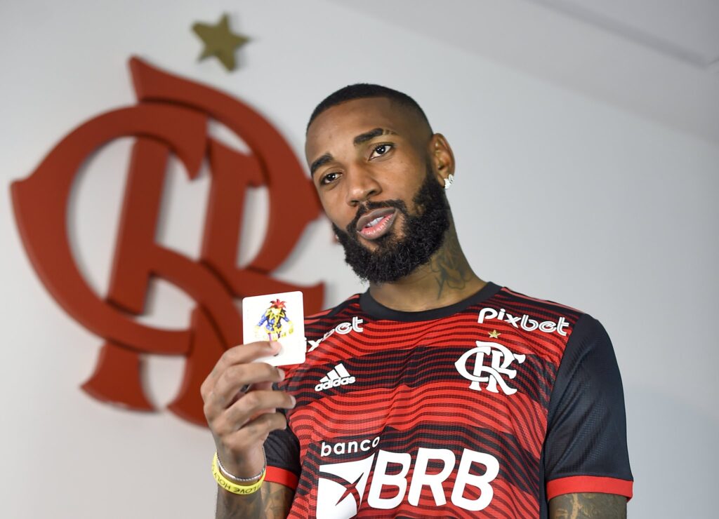 Gerson com a camisa do Flamengo; jogador atuou em diferentes funções no Olympique de Marseille e continua fazendo jus ao apelido de Coringa