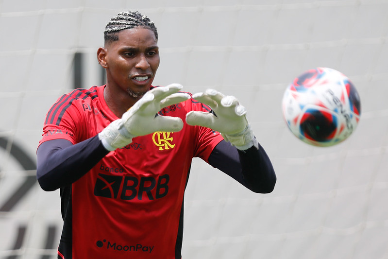Hugo Souza no treino do Flamengo; goleiro recebeu proposta do Vissel Kobe, reunião por Quintero e outras notícias do Flamengo