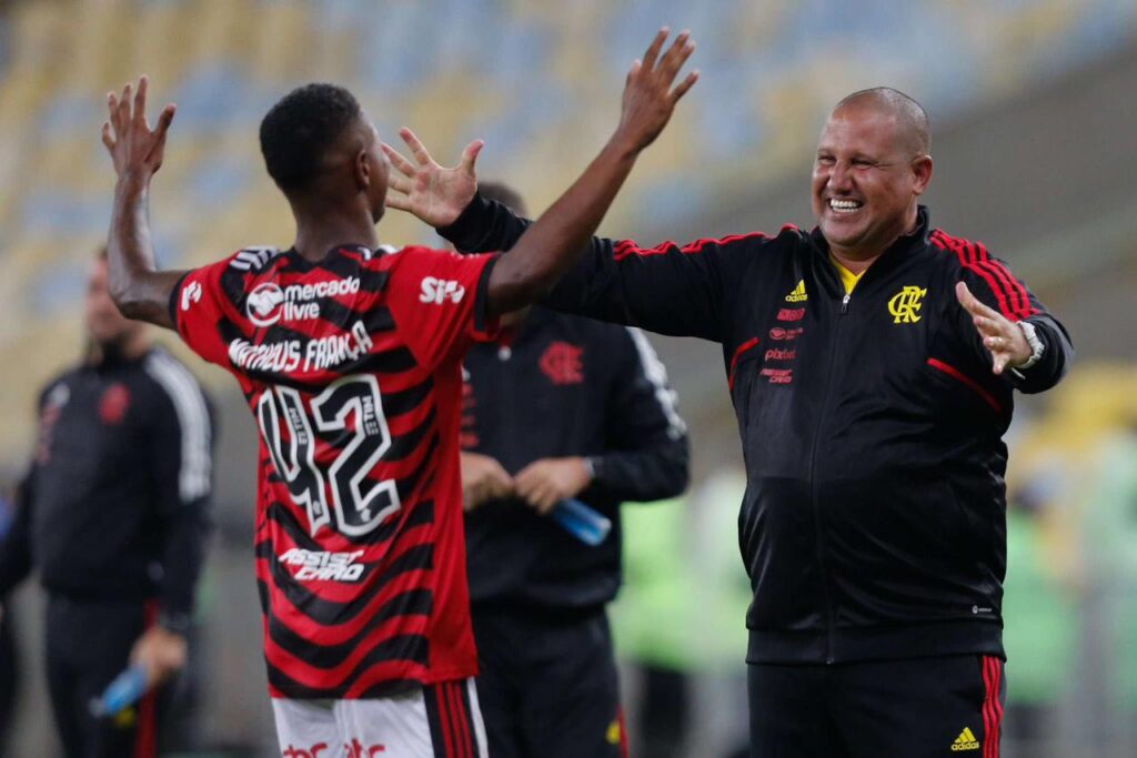 Matheus França e Mario Jorge comemoram gol do Flamengo no jogo contra o Audax pela primeira rodada do Carioca 2023