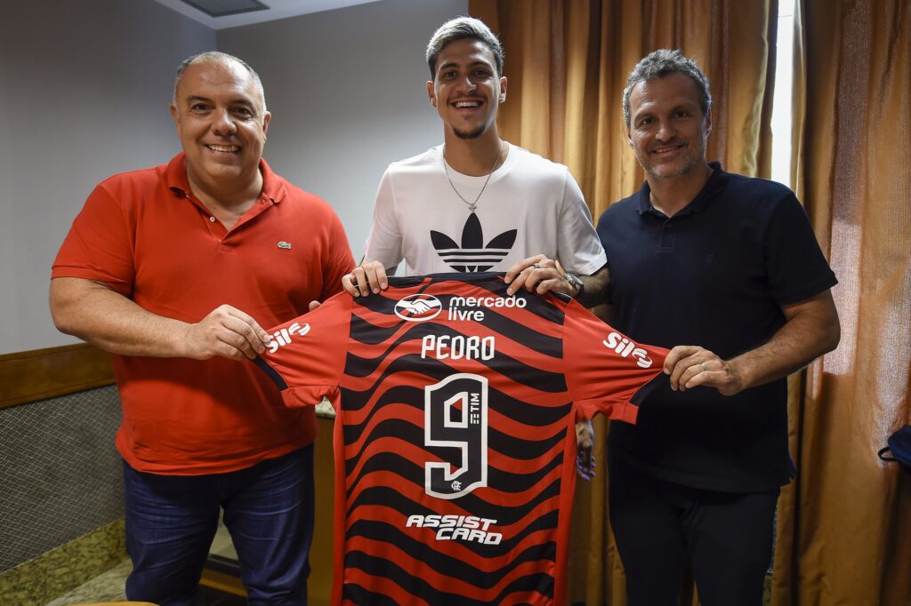 Pedro ao lado de Marcos Braz e Spindel após renovar contrato; Lorran ganha destaque em jornal espanhol, supercopa e as últimas notícias do Flamengo
