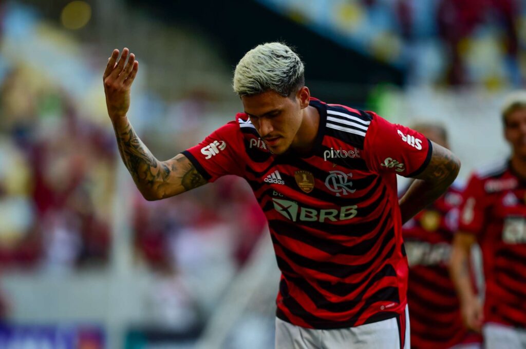 Pedro comemora gol do Flamengo; jogador foi eleito Rei da América, negociação por Matheus Uribe, ingressos para clássico contra o Vasco e as últimas notícias do Flamengo