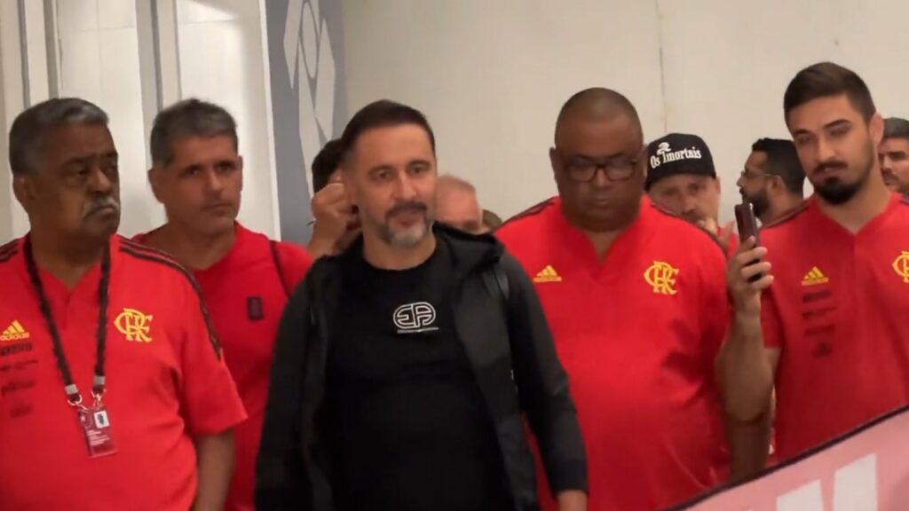 Momento em que Vitor Pereira desembarca e chega ao Rio de Janeiro para treinar o Flamengo