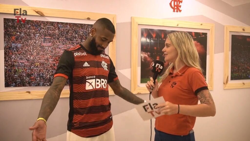 Gerson chega ao Flamengo e diz que escolha por novo número foi homenagem a Vinícius Júnior