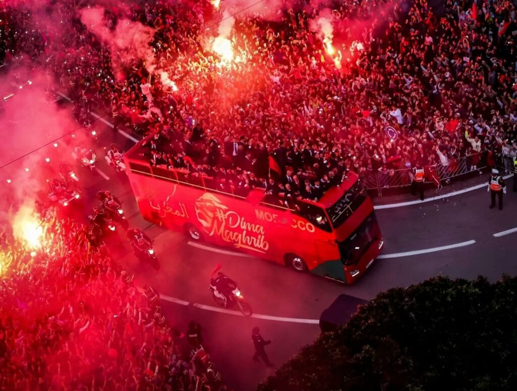 Torcida do Wydad Casablanca, possível adversário do Flamengo no Mundial de Clubes 2023, recebendo o time