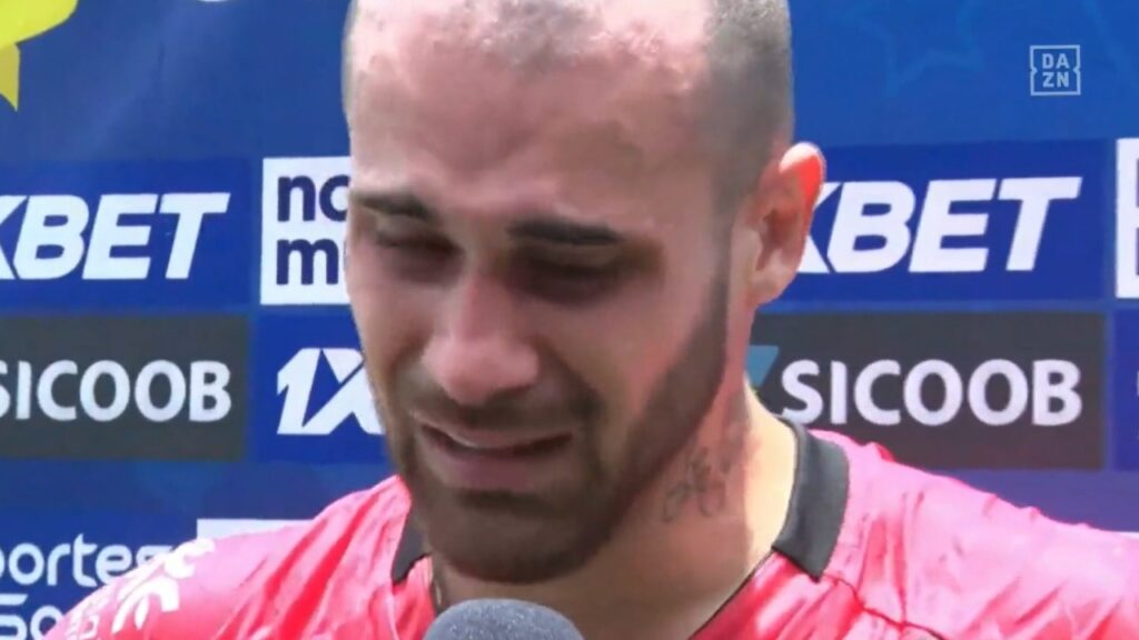 Felipe Vizeu se emociona após marcar golaço na estreia pelo Atlético-GO