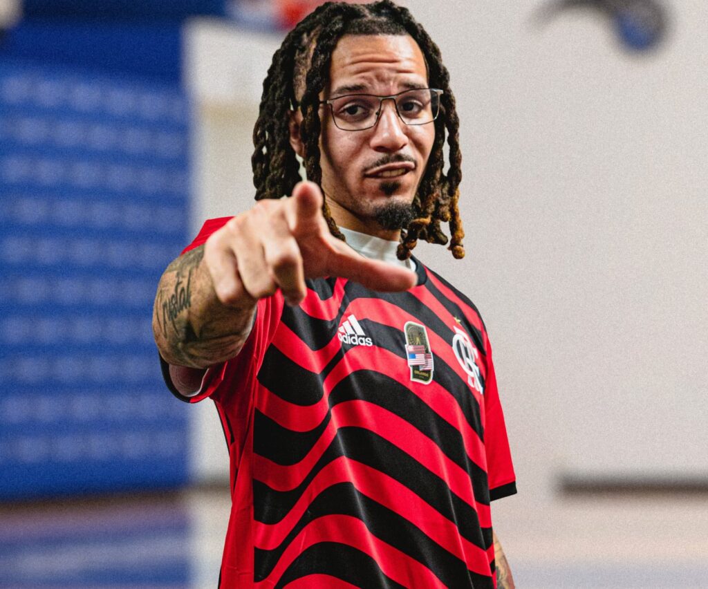 Jogador do Orlando Magic veste camisa do Flamengo
