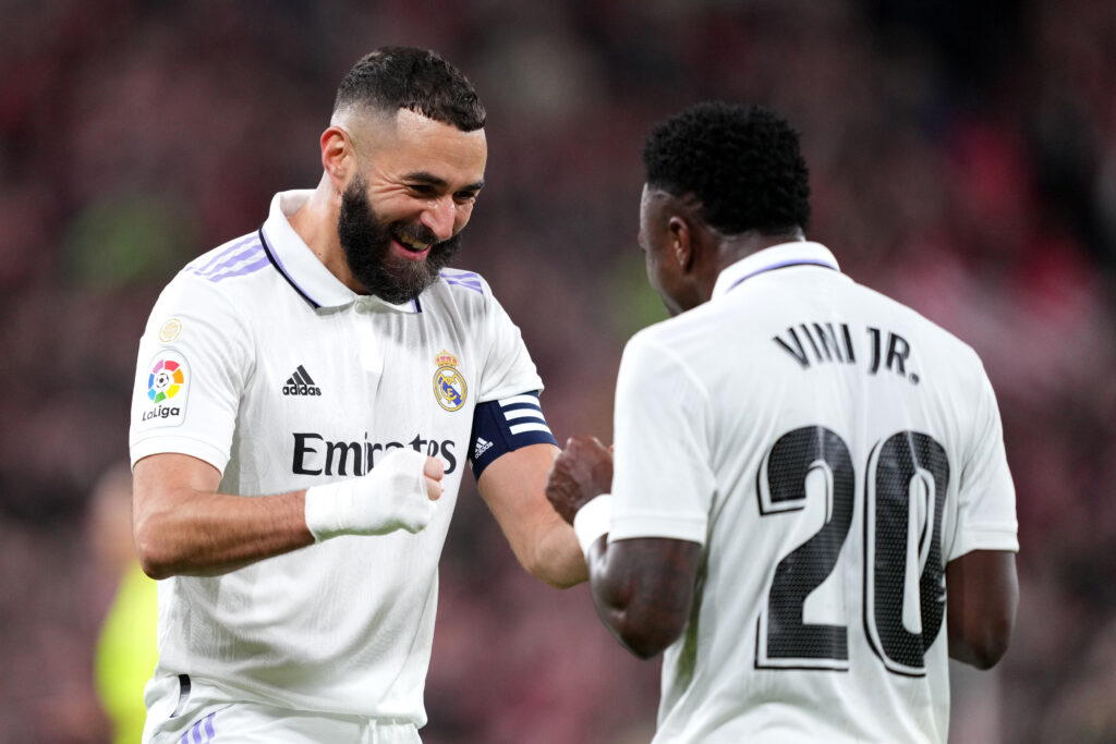Vinícius Júnior e Bnezema comemoram gol do Real Madrid
