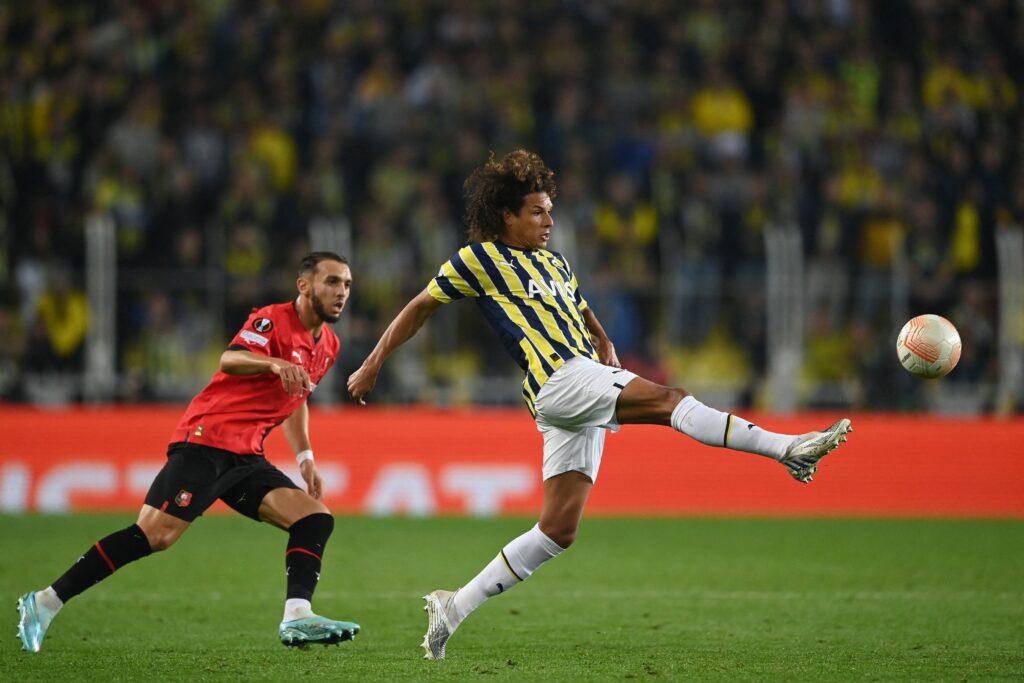 Fenerbahçe e Galatasaray se enfrentam pelo Campeonato Turco