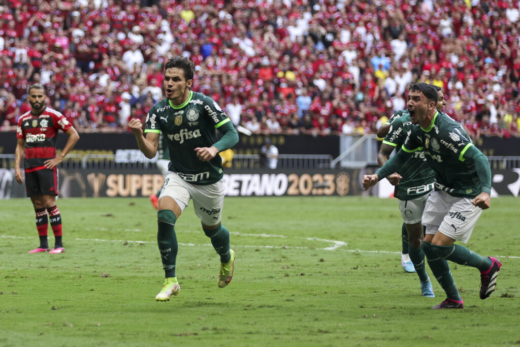 Flamengo leva quatro gols do Palmeiras na decisão da Supercopa