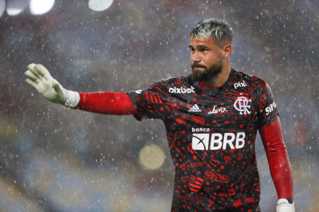 Matheus Cunha em jogo do Flamengo; goleiro concedeu entrevista e comentou disputa por titularidade