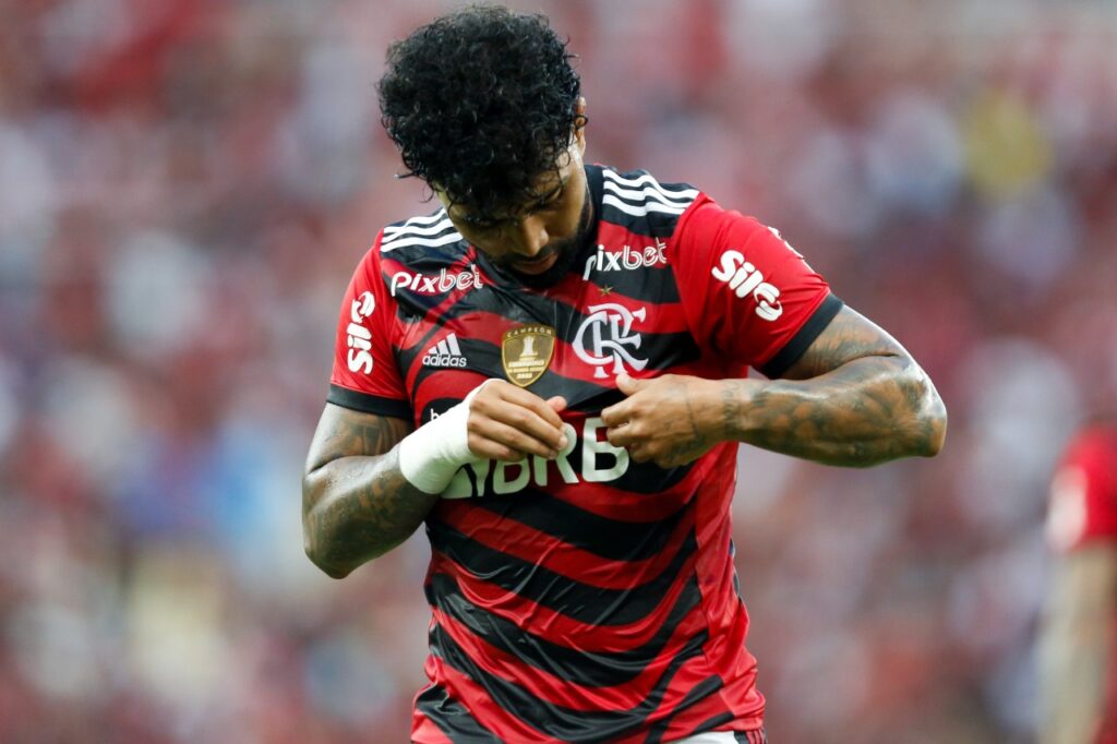Gabigol exibe escudo do Flamengo; time faz último jogo antes do Mundial contra o Boavista, pedido contra arbitro da Supercopa e as últimas notícias do flamengo