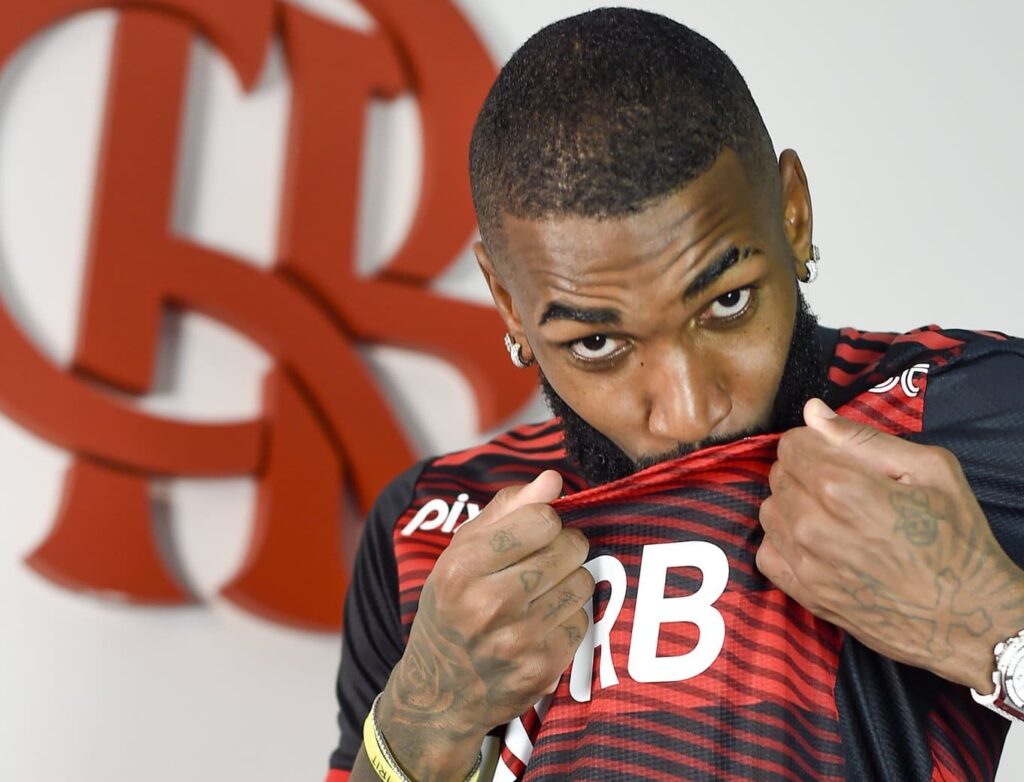 Gerson beija o escudo do Flamengo em seu retorno ao clube