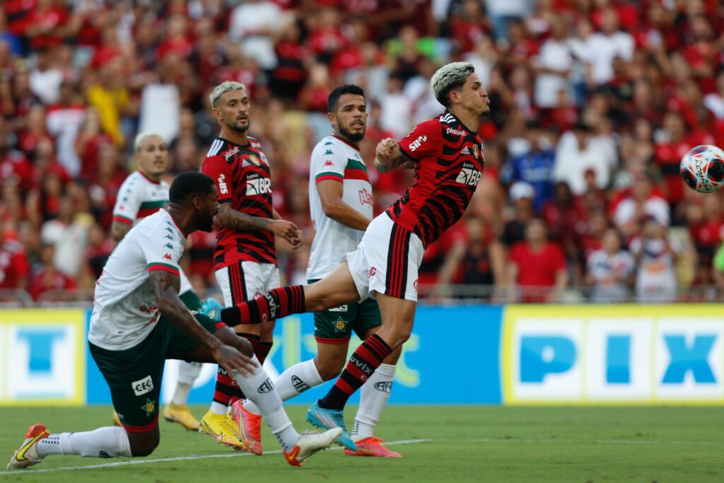 Pedro marcando gol de peito na vitória do Flamengo contra a Portuguesa
