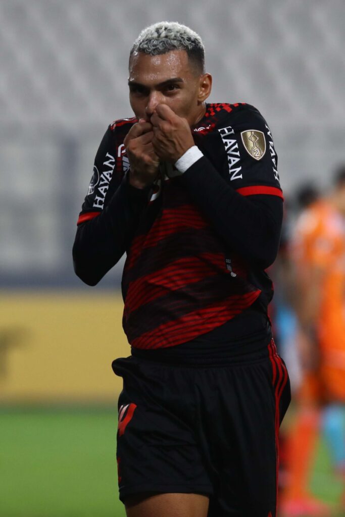 Matheuzinho comemora vitória do Flamengo