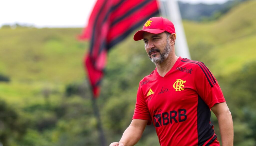 Vitor Pereira em treino do Flamengo; diretoria terá que pagar valor milionário caso opte por demissão do treinador