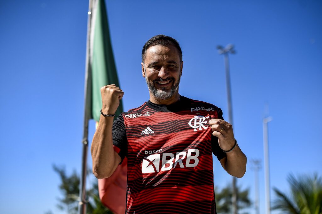 Vitor Pereira veste camisa do flamengo; sub-20 estreia na Copinha e outras notícias do Flamengo