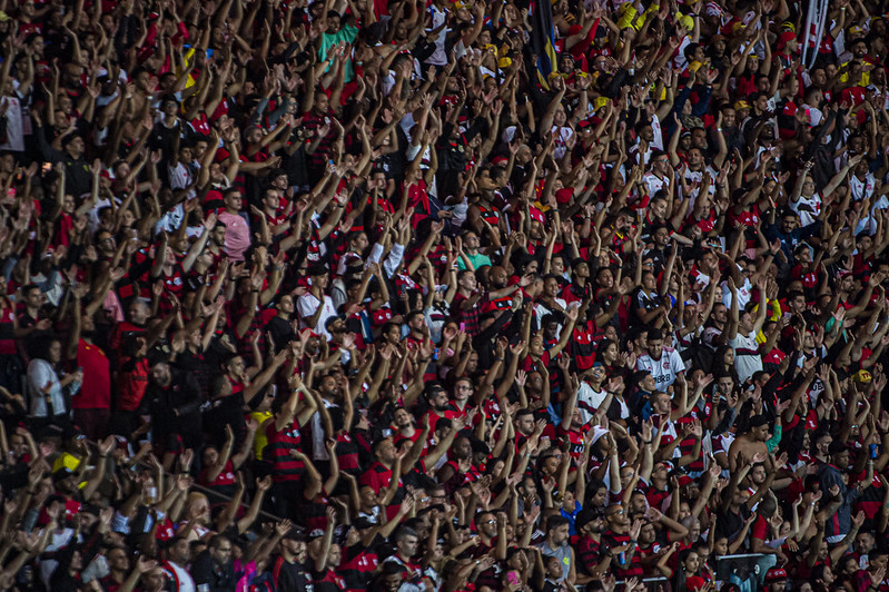 Torcida do Flamengo lota estádio; nova carga de ingressos foi liberada para Flamengo x Santos, pelo Brasileirão