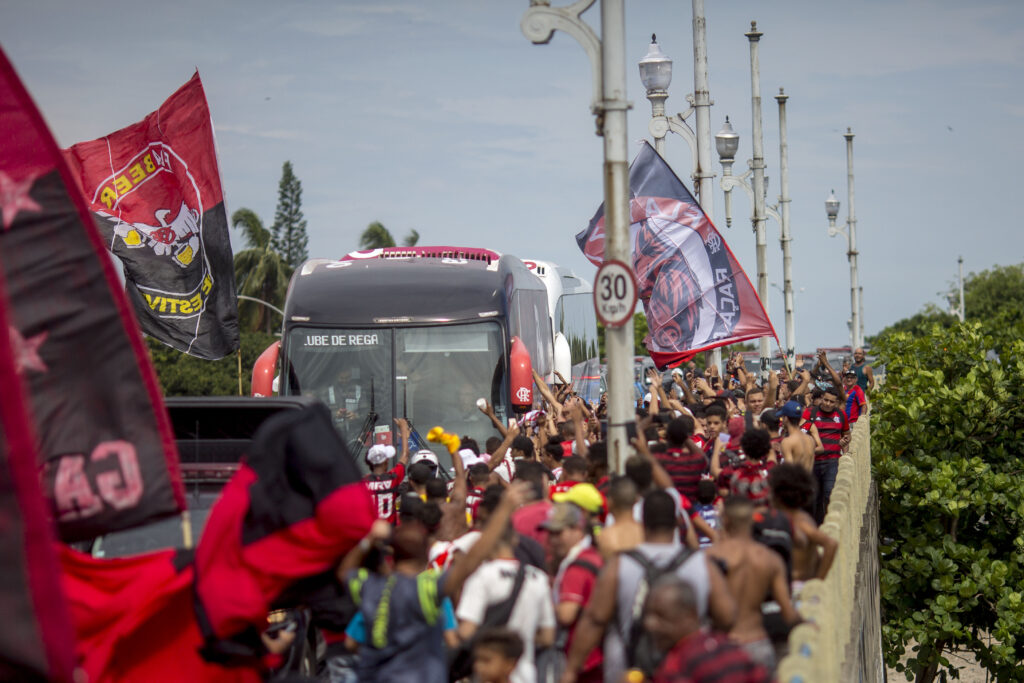 Torcedores do Flamengo ao redor do ônibus antes do embarque para o Mundial de 2019