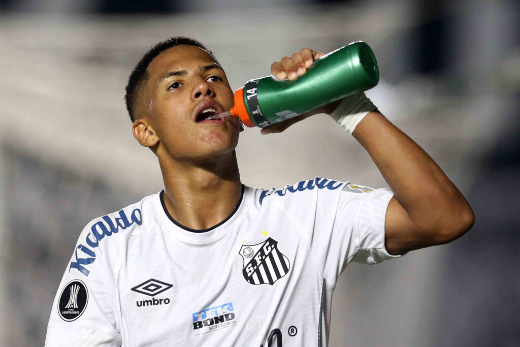 Ângelo em partida do Santos, atacante aceitou projeto do Flamengo e pode assinar com o clube por cinco temporadas.