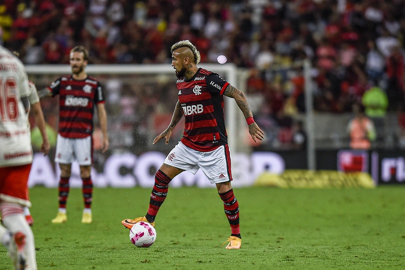 Vidal multado pelo Flamengo