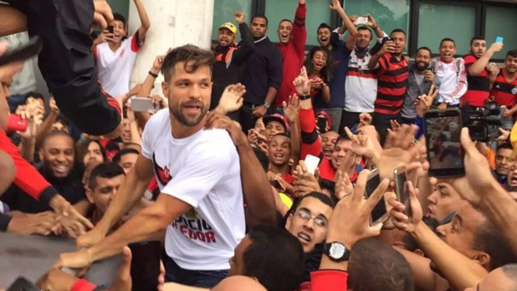 Diego Ribas nos braços dos torcedores após chegar ao Rio de Janeiro