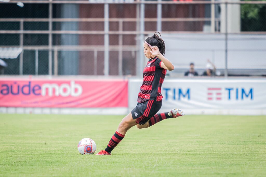 Atleta do Flamengo durante partida contra o Botafogo; time ficou no empate sem gols na Copa Rio Feminina
