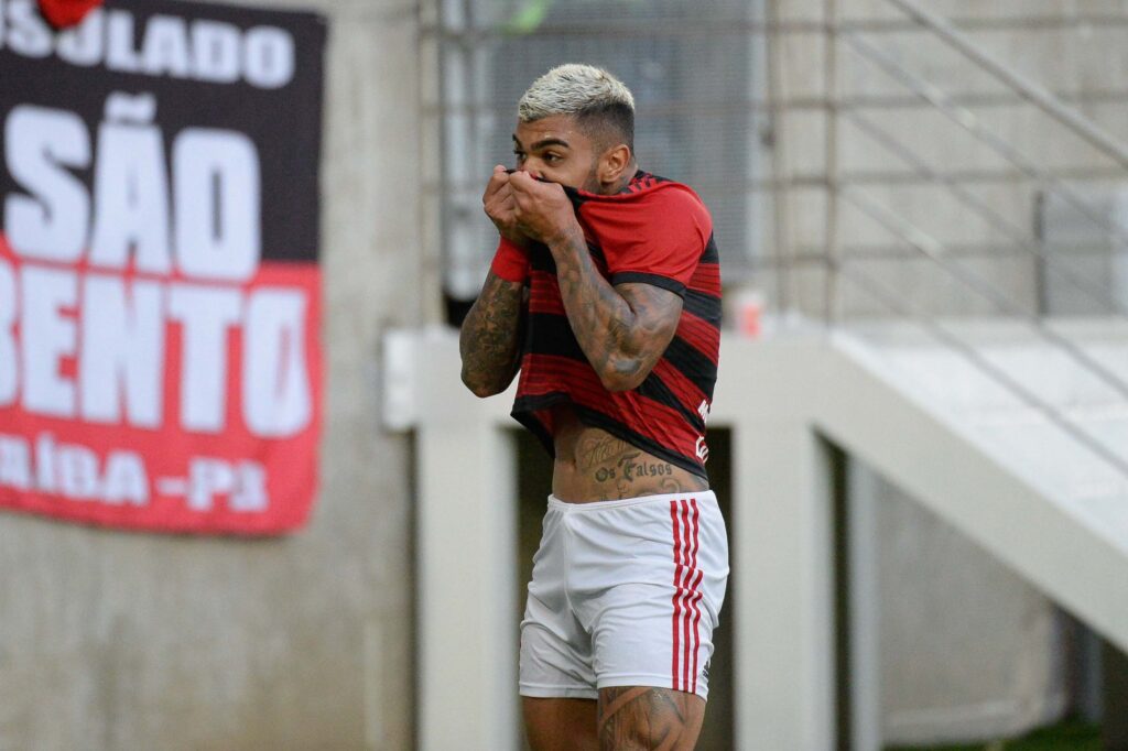Gabigol comemorando o primeiro gol pelo Flamengo;