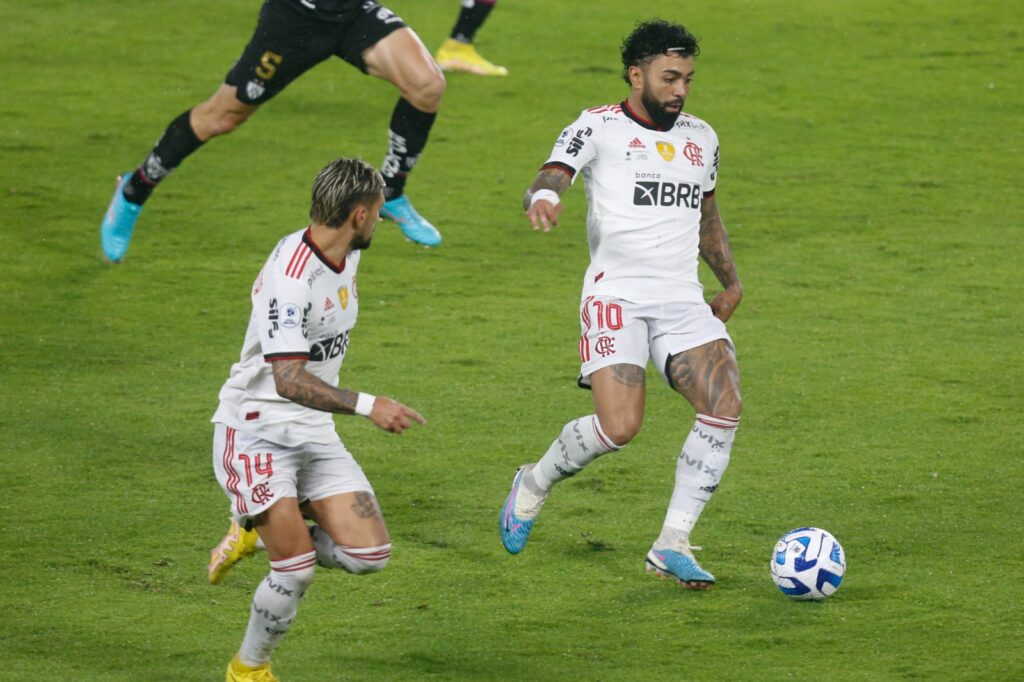 Gabigol jogando na altitude pelo Flamengo contra o Independiente Del Valle