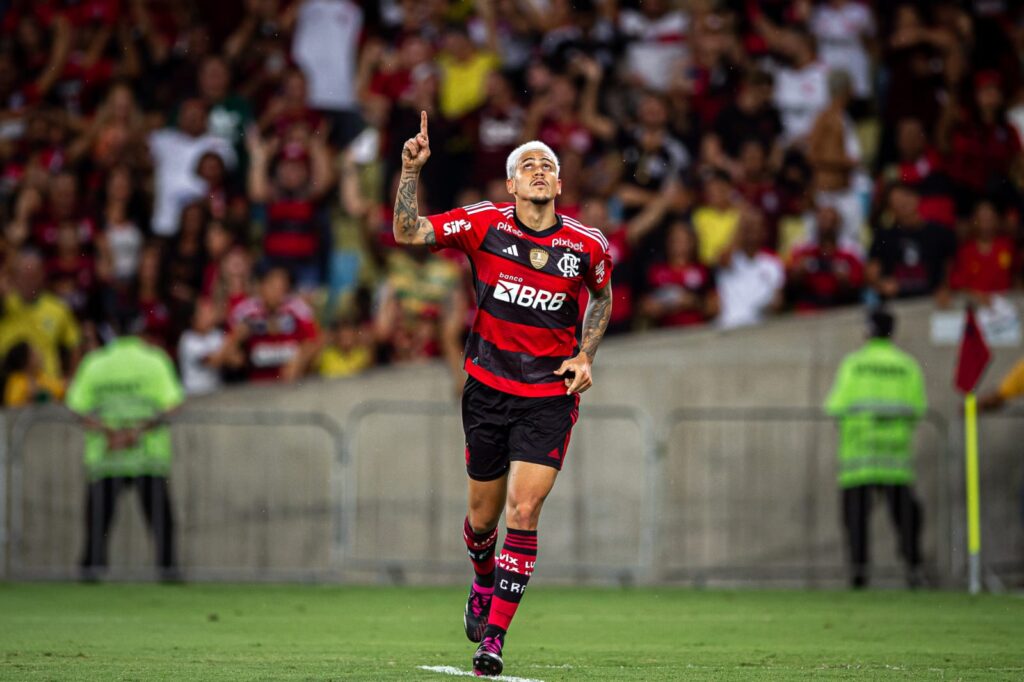 Pedro comemorando gol pelo Flamengo; torcida do clube ajudou na escolha do bordão de Everaldo Marques, narrador de Flamengo x Al Ahly no Mundial