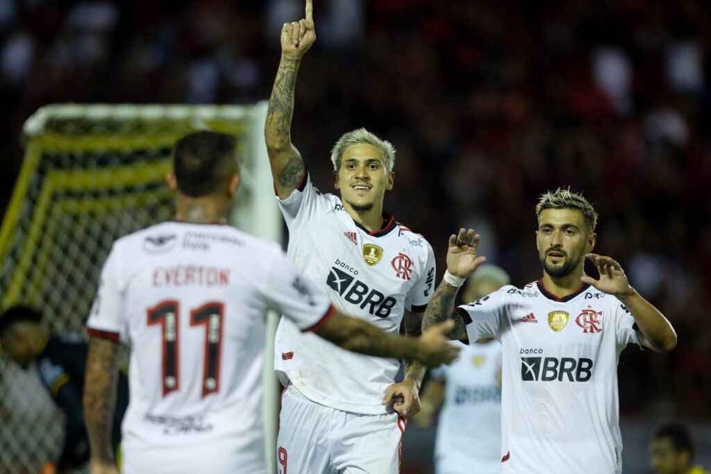 Pedro e Arrasceta comemoram gol do Flamengo; Vitor Pereira afirmou que vai poupar jogadores contra o Resende no carioca para chegar 100% na Recopa