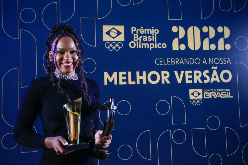 Ginasta do Flamengo, Rebeca Andrade exibe prêmios de melhor atleta do ano e melhor atleta de ginástica artística do Prêmio Brasil Olímpico; Isaquias Queiroz e Laura Miccuci também foram premiados