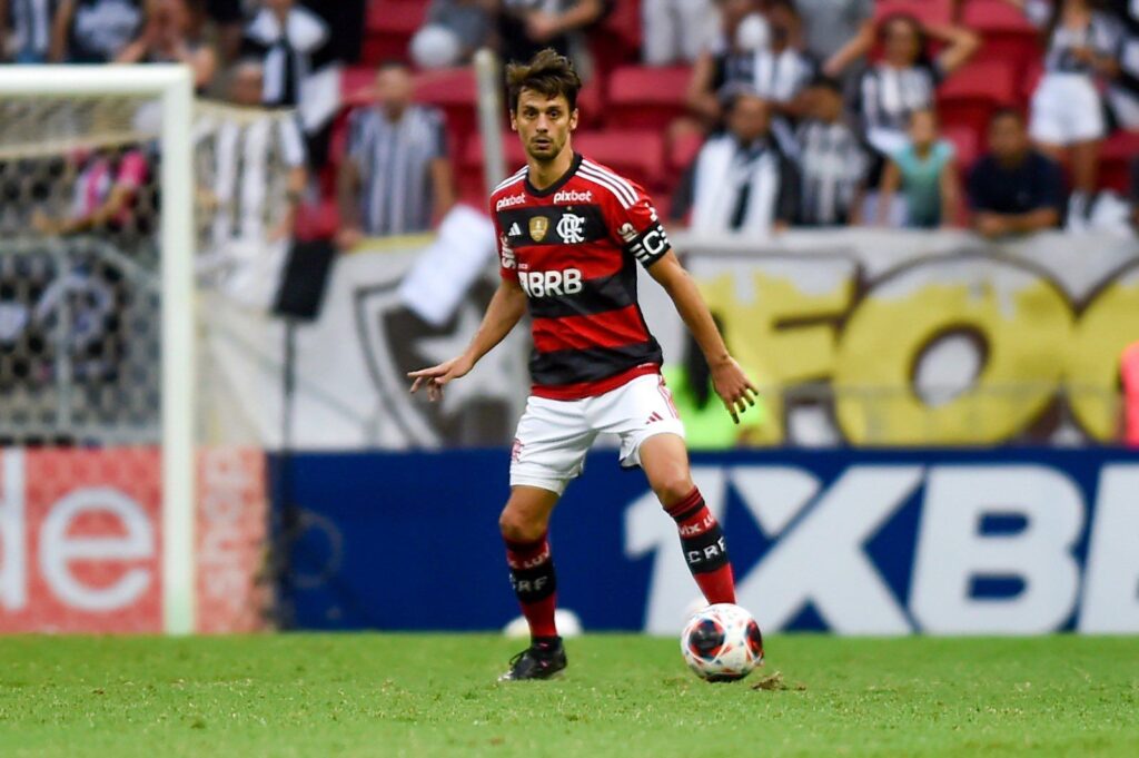 Rodrigo Caio em campo pelo Flamengo; zagueiro comentou pouco tempo em campo em 2023 e problema com Sampaoli