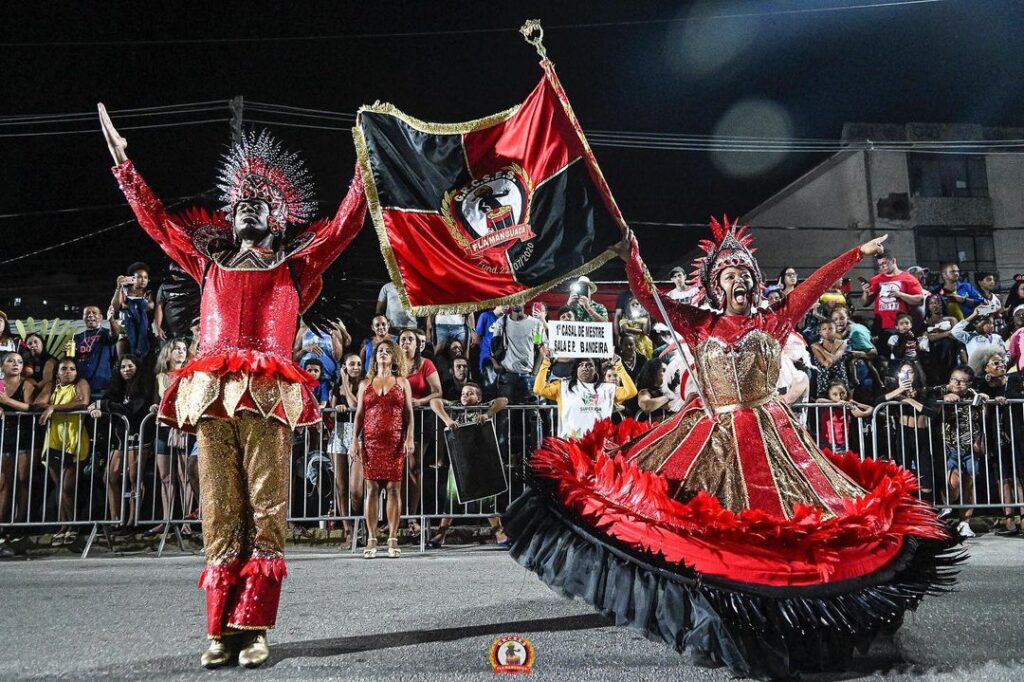 Fla Manguaça na avenida disputando o acesso em 2022; escola de samba da torcida organizada do Flamengo foi campeã da Série Bronze do Carnaval do Rio de Janeiro