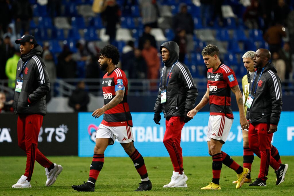 Time do Flamengo deixa o campo após perder para o Al Hilal no Mundial de Clubes; primeira eliminação de time brasileiro para um asiático