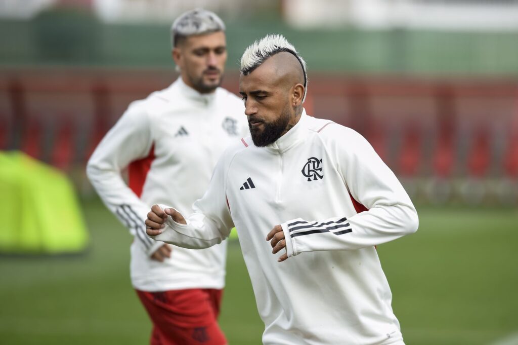 Vidal e Arrascaeta em treino do Flamengo; Conmebol realizou exames antidoping antes da partida contra o Del Valle pela Recopa Sul-Americana