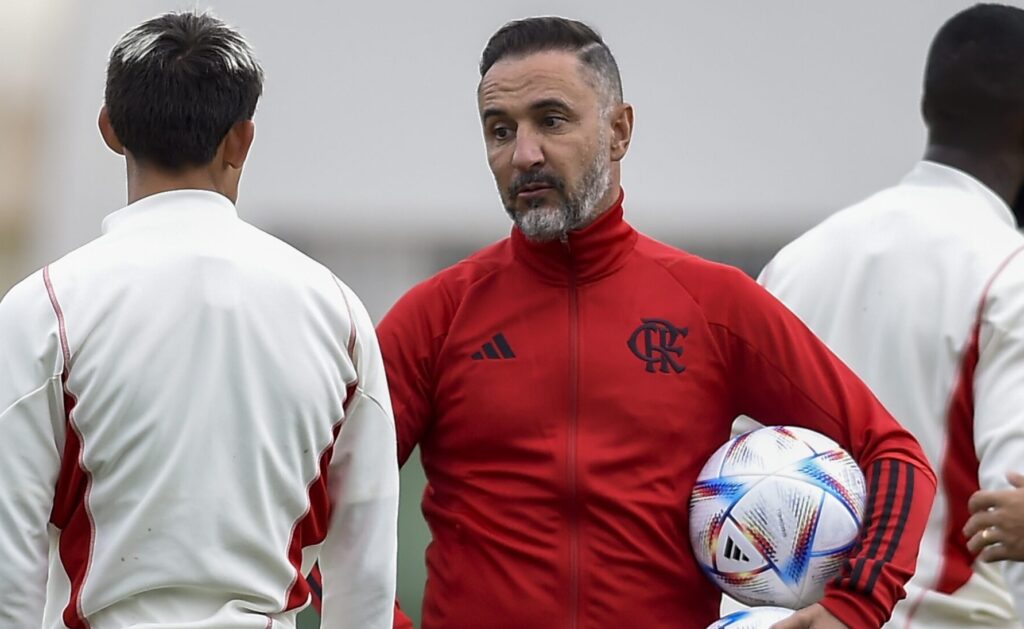 Vitor Pereira comanda treino do Flamengo