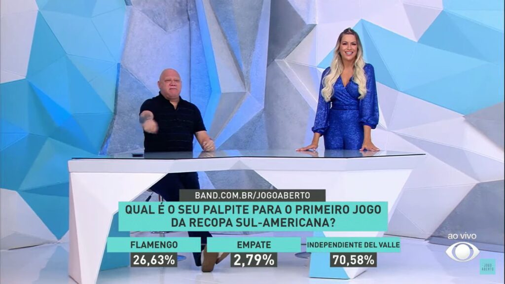 Ronaldo Giovaneli e Renata Fan durante programa Jogo Aberto, da Band, falando sobre o Flamengo