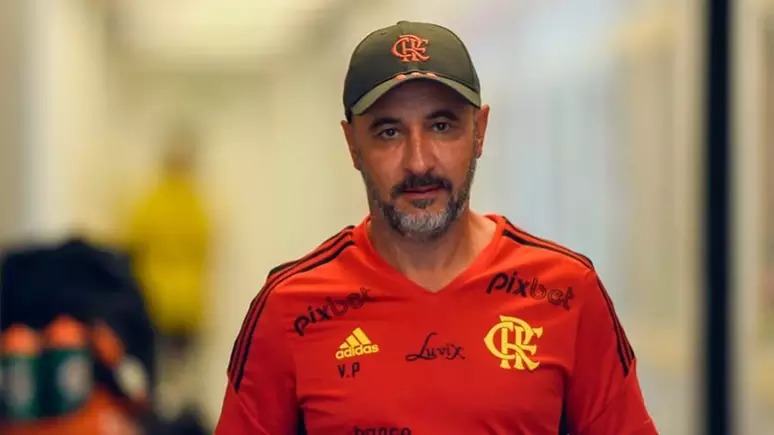 Vitor Pereira reclama em entrevista do pouco tempo para preparar o time após perder título da Recopa para o Del Valle