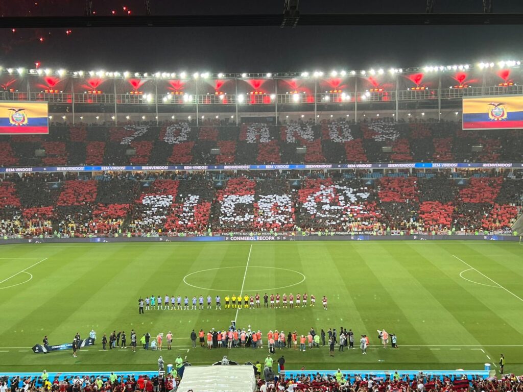 Antes de jogo contra o Del Valle, torcida do Flamengo fez uma série de homenagens pelo aniversário de Zico