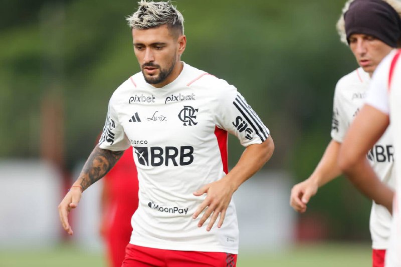 Arrascaeta durante treino do Flamengo; jogador evolui em recuperação e inicia transição com fisioterapia