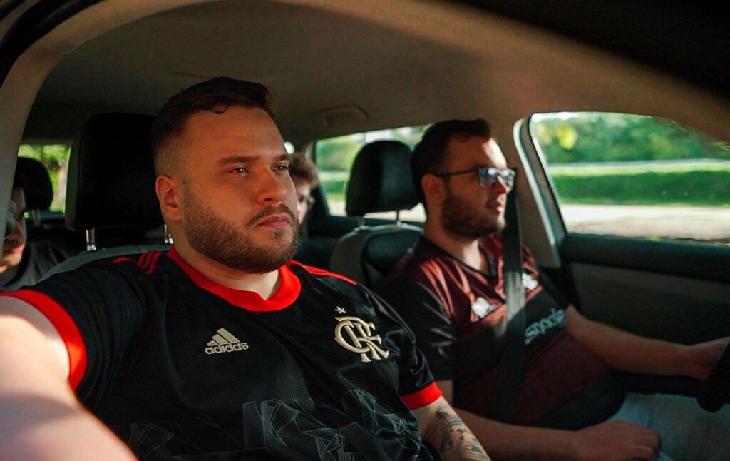 Equipe de CS do Flamengo Medellin em carro.