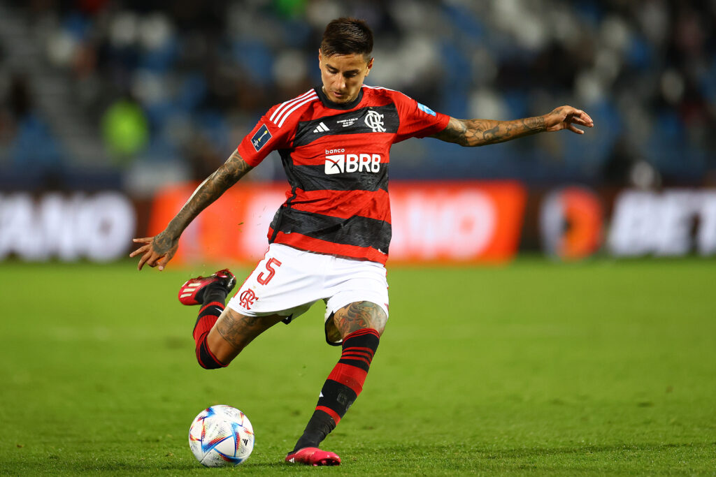 Erick Pulgar não mostra bom futebol, mas vira primeira opção e conquista titularidade no Flamengo