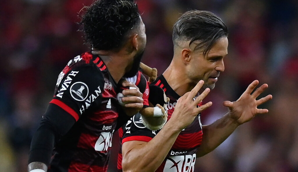 Diego Ribas em ação pelo Flamengo com Gabigol